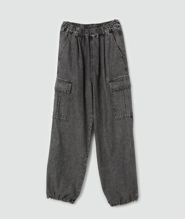 チャコルグレー