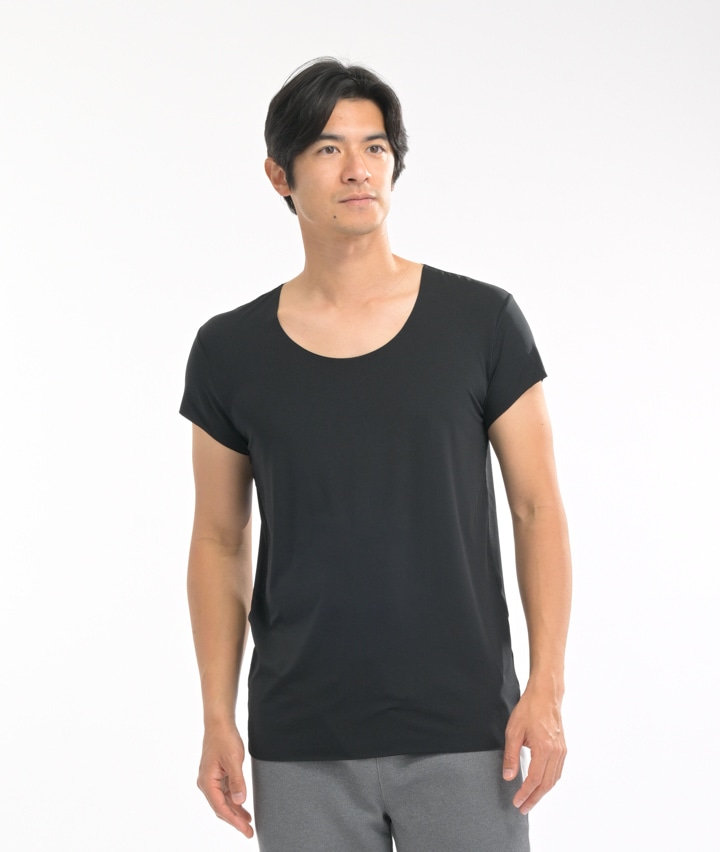 【切りっぱなし仕様でひびきにくい　Ｔシャツに最適なインナー】（衿ぐり広め）（袖丈短め）（汗取り付き）半袖丸首シャツ