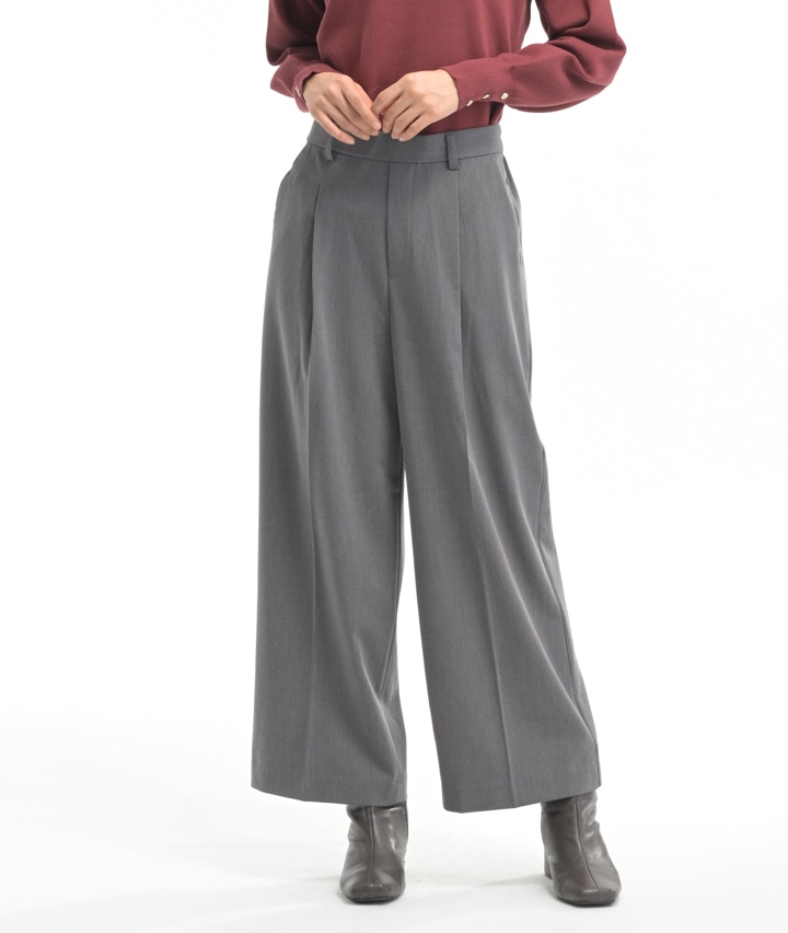 タック入りパンツ